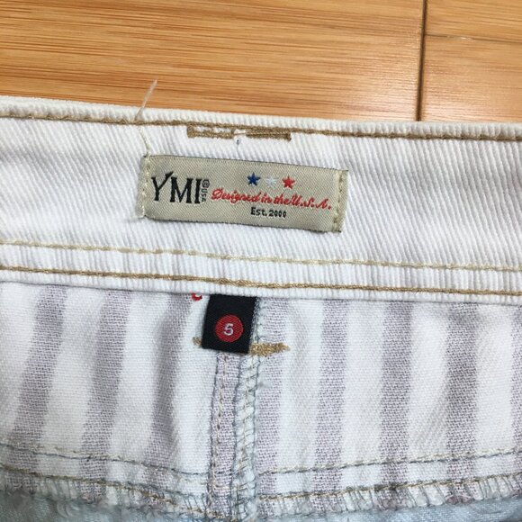 NWOT YMI Light Wash Distressed Denim Shorts - Picture 3 of 3